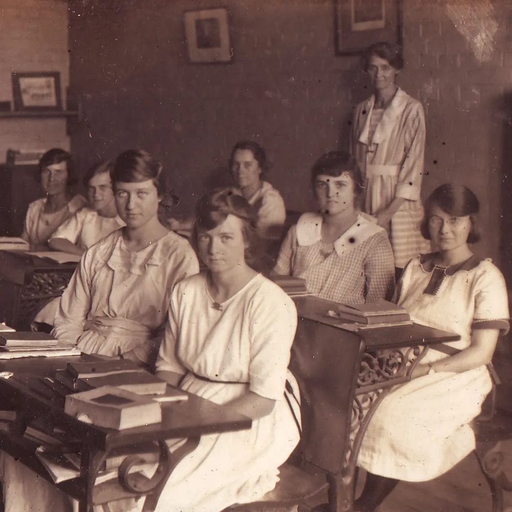 1919-classroom-gwen-spurgin-middle-row-2nd-left