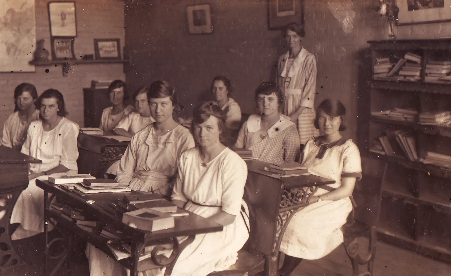 1919-classroom-gwen-spurgin-middle-row-2nd-left