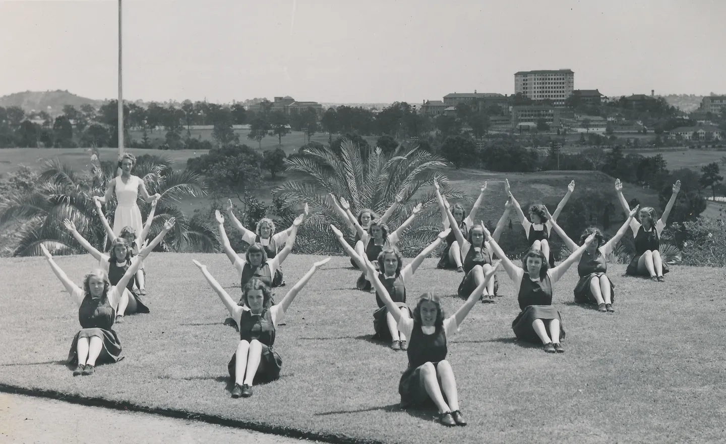 1949-yr-12-gym-class_flagpole-lawn